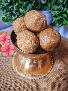 ड्राई फ्रूट के लड्डू रेसिपी मुख्य फोटो