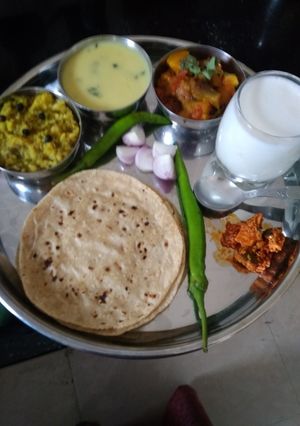 કાઠિયાવાડી થાળી રેસીપી મુખ્ય ફોટો