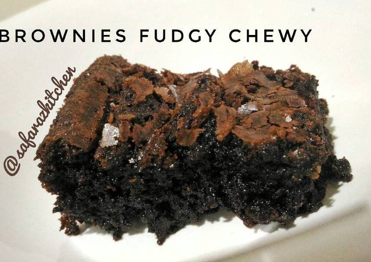Langkah Mudah untuk Menyiapkan Brownies Fudgy Chewy - no mixer🍫🍰😘, Enak