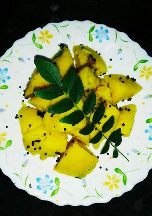 A picture of Rava dhokla.