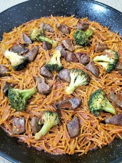 Una foto de Fideos con hígado y brócoli