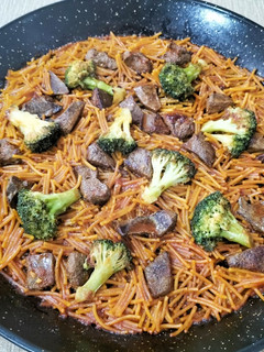 Una foto de Fideos con hígado y brócoli