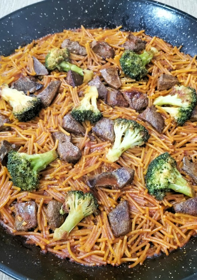 Una foto de Fideos con hígado y brócoli