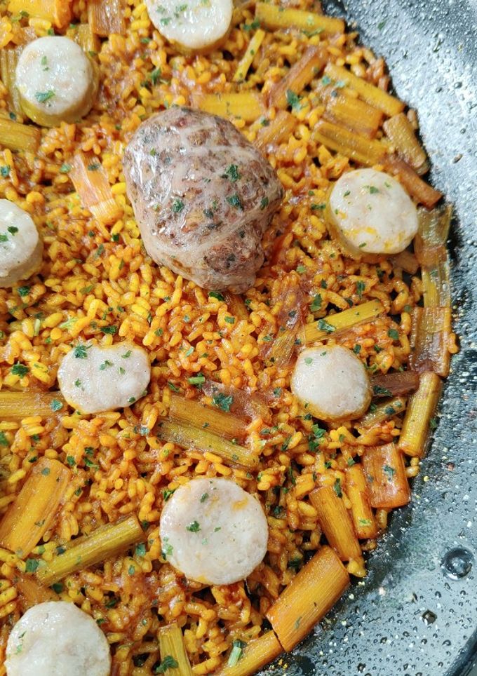 Una foto de Arroz con figatells, blanquets y ajos tiernos