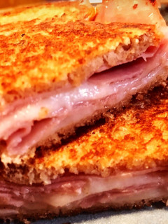 Una foto de Sándwich mixto con sabor a bar