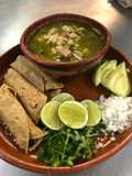 Pozole verde con tacos dorados de chorizo (Guerrero)