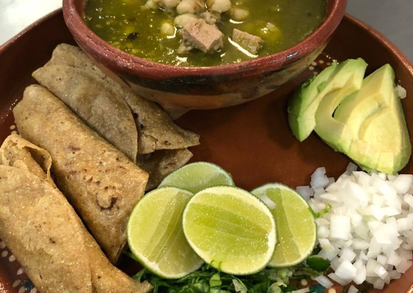 Pozole verde con tacos dorados de chorizo (Guerrero)
