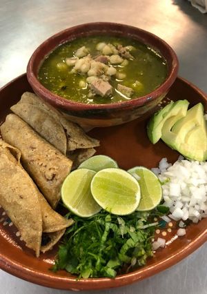 Una foto de Pozole verde con tacos dorados de chorizo (Guerrero)