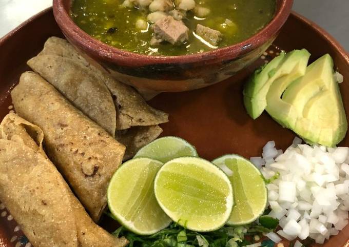 Pozole verde con tacos dorados de chorizo (Guerrero) Receta de Quique  Borrayo Sampayo- Cookpad