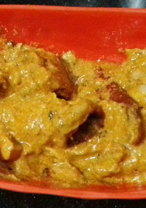 A picture of Chicken gravy with poppy seeds and dry fruits.