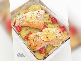 Saumon au four sur lit de pommes de terre