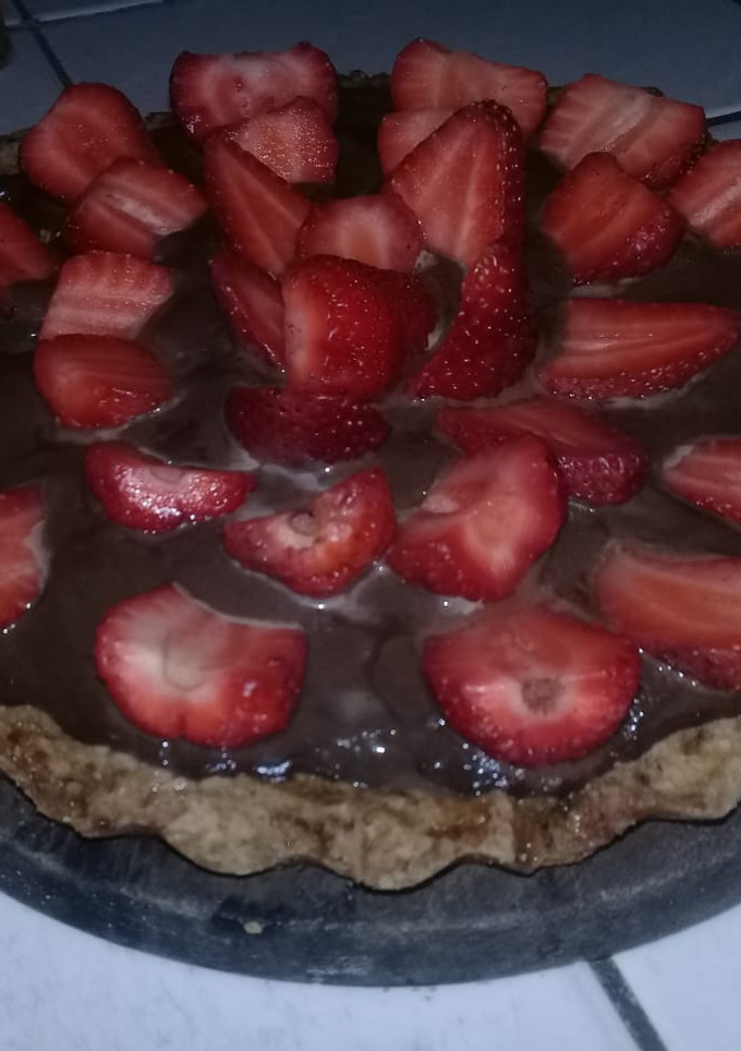 Una foto de Tarta de frutillas y crema de cacao amargo!!!