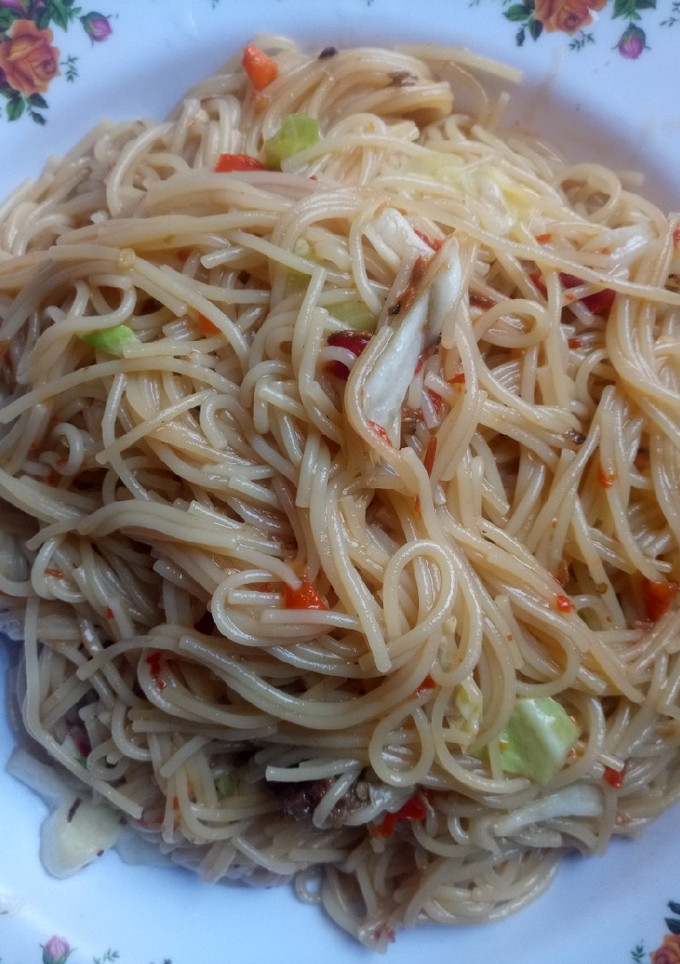A picture of Cabbage spaghetti.