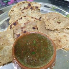 A picture of Lauki ke parathe with coriander leaves chutney.