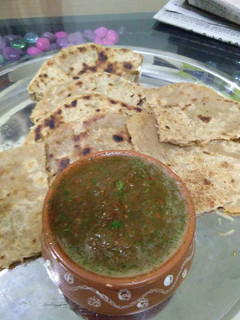A picture of Lauki ke parathe with coriander leaves chutney.