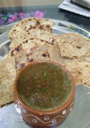 A picture of Lauki ke parathe with coriander leaves chutney.