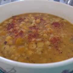 A picture of Garbanzos con mote en olla a presión.