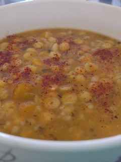 Una foto de Garbanzos con mote en olla a presión