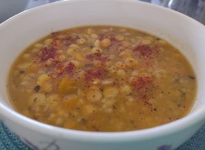 Una foto de Garbanzos con mote en olla a presión