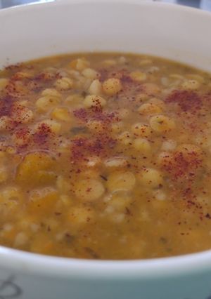 Una foto de Garbanzos con mote en olla a presión