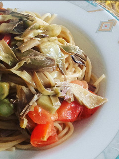 Una foto de Espaguetis integrales con alcachofas y tomates cherry