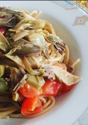 Una foto de Espaguetis integrales con alcachofas y tomates cherry