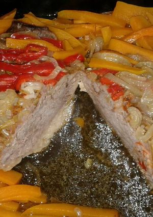 Una foto de Carne al horno con verduras