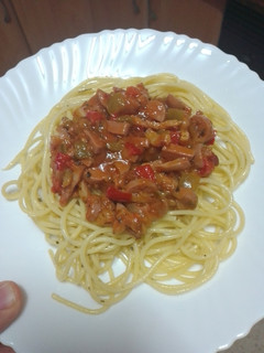 Una foto de Pasta con salteado de salchichas y bacon
