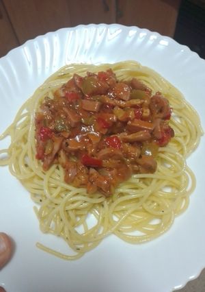 Una foto de Pasta con salteado de salchichas y bacon