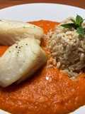 Bacalao skrei fresco en salsa de cebolla con tarrina de arroz integral