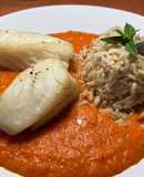 Bacalao skrei fresco en salsa de cebolla con tarrina de arroz integral