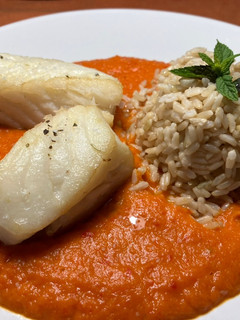 Una foto de Bacalao skrei fresco en salsa de cebolla con tarrina de arroz integral