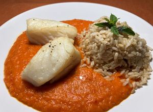 Foto principal de Bacalao skrei fresco en salsa de cebolla con tarrina de arroz integral