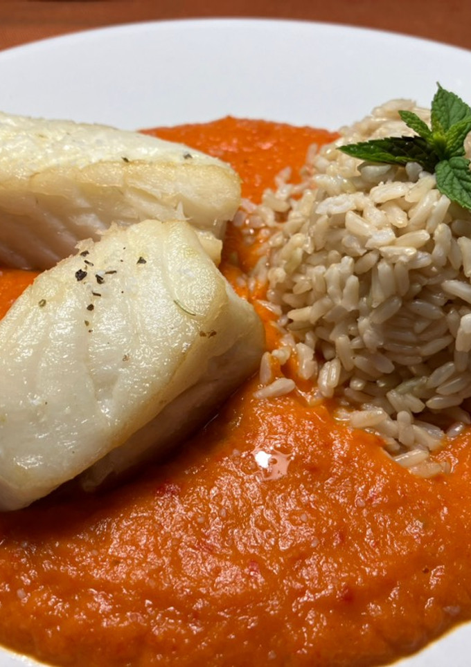 Una foto de Bacalao skrei fresco en salsa de cebolla con tarrina de arroz integral