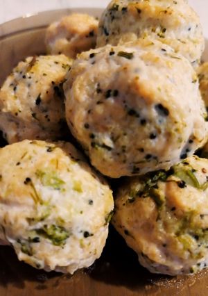 Фото Котлеты куриные с брокколи и кус-кусом.