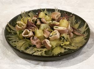 Foto di Insalata con calamaretti zest di limone e lime patate e sedano croccante
