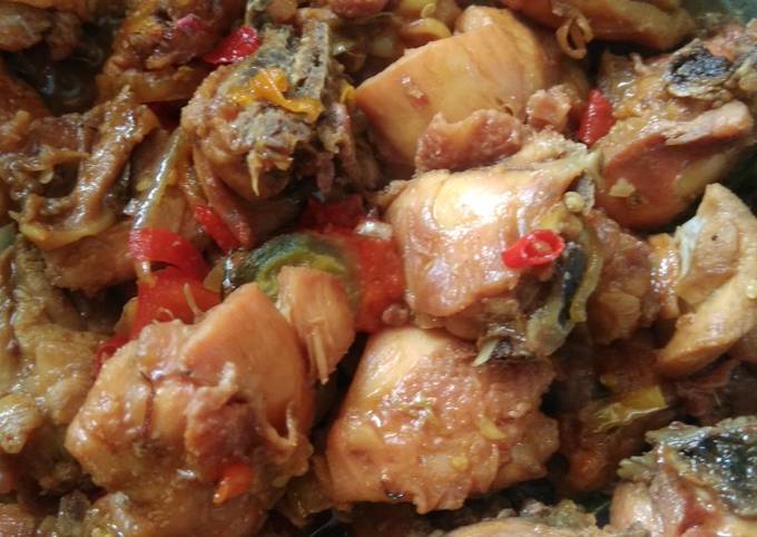 Ayam kecap bumbu pala