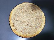 Una foto de kuchen de nueces con leche condensada