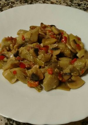Una foto de Alcachofas con champiñón, pimiento rojo y jamón