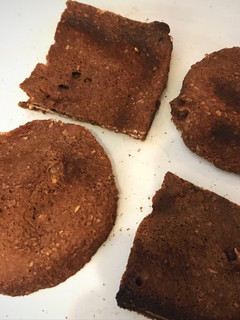 Una foto de Galletitas de avena y chocolate crocantes al microondas sin harina en 3 minutos. (Chocolinas saludables😝)