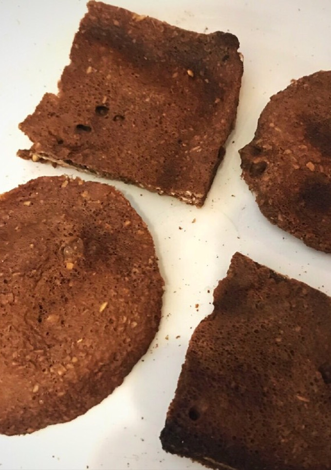Una foto de Galletitas de avena y chocolate crocantes al microondas sin harina en 3 minutos. (Chocolinas saludables😝)