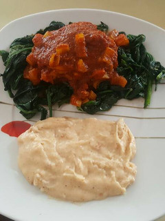 Una foto de Pollo en salsa de chile guajillo jitomate y naranja