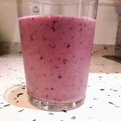 Una foto de Batido de plátano y frutos rojos