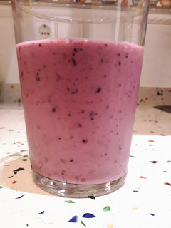 Una foto de Batido de plátano y frutos rojos