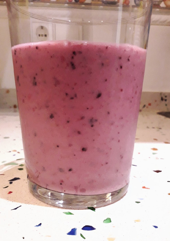 Una foto de Batido de plátano y frutos rojos