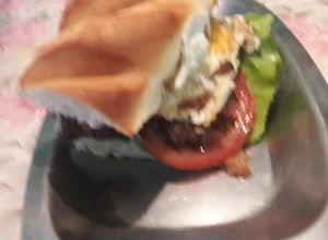 Una foto de Chivito canadiense al pan!