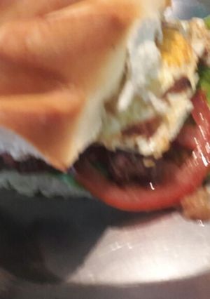 Una foto de Chivito canadiense al pan!