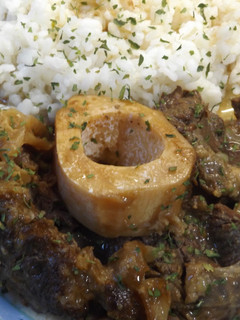 Una foto de Ossobuco con arroz a la milanesa