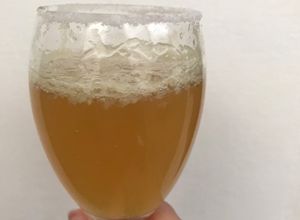 Una foto de Michelada de limón 🍻🍋