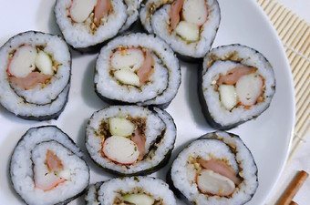 Langkah Mudah untuk Membuat Sushi Roll yang Menggugah Selera